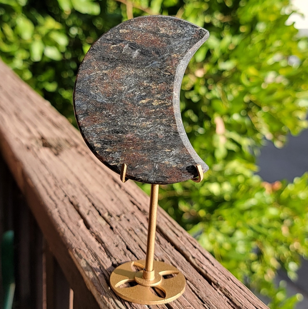 (C) NEW 2.05" x 3.25" GARNET & ARFVEDSONITE MOON
